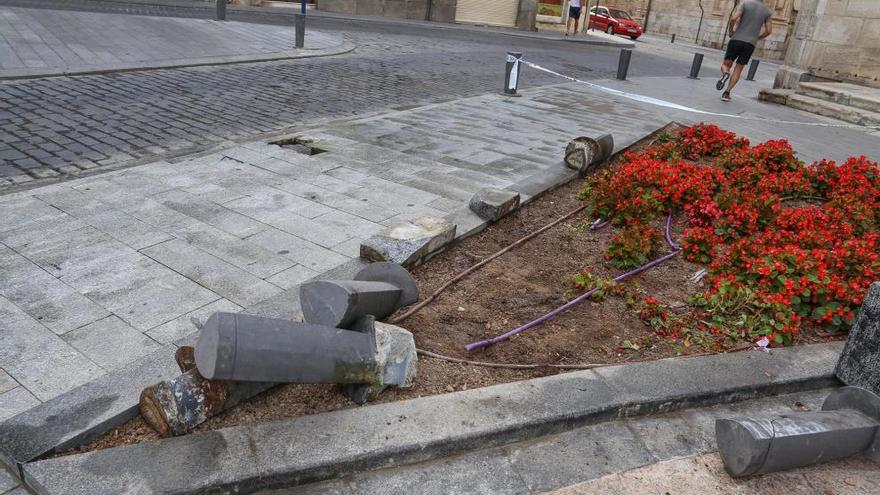 Los bolardos han sido desplazados varios metros tras el fuerte impacto