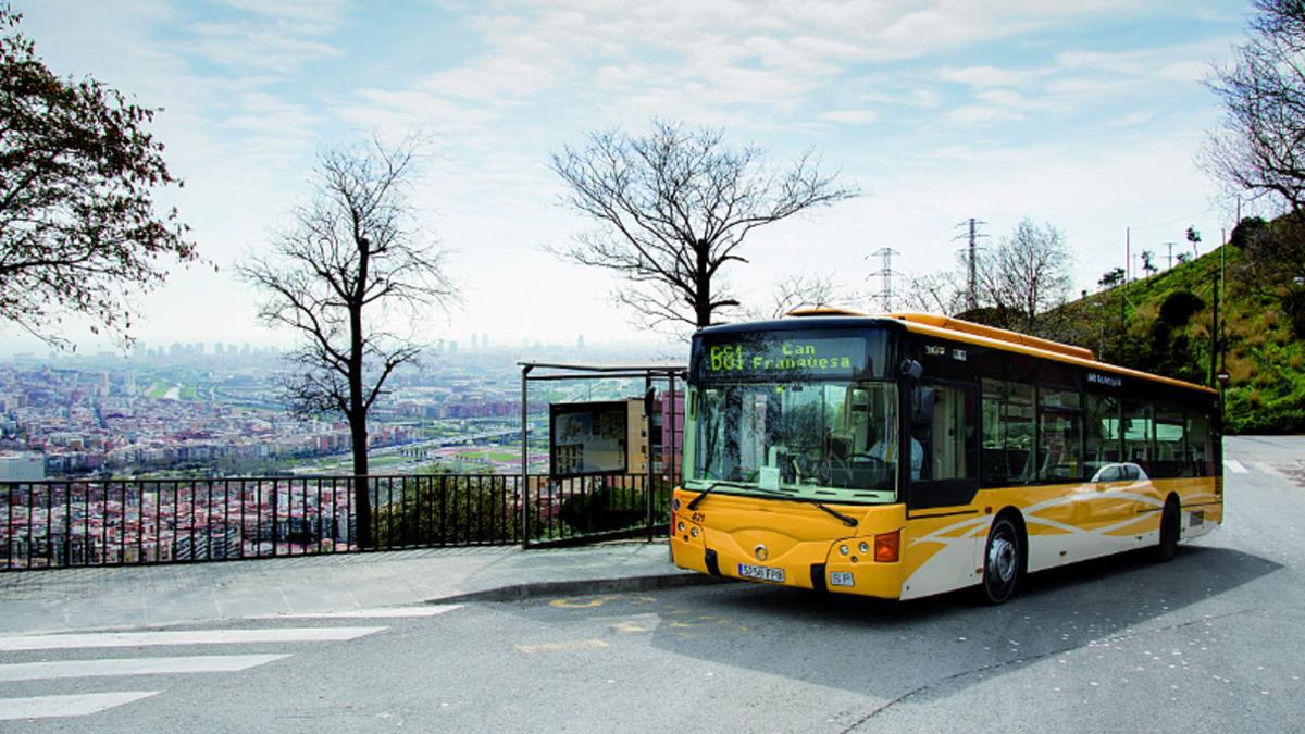 Un autobús haciendo su recorrido en Santa Coloma.