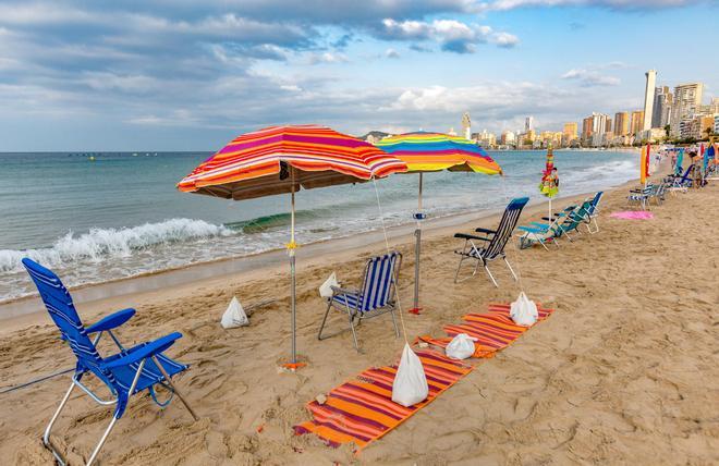 Sillas y sombrillas vacías en primera línea, la historia de siempre en las playas de Benidorm