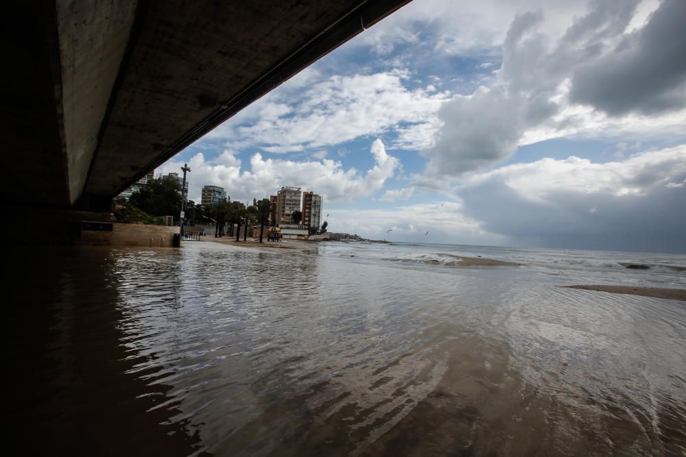 La arena de la playa de la Albufereta ha desaparecido a causa del temporal.