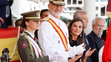 El look de básicos (con pendientes especiales) de la reina Letizia en Pontevedra o cómo dejar que Leonor brille con el uniforme militar