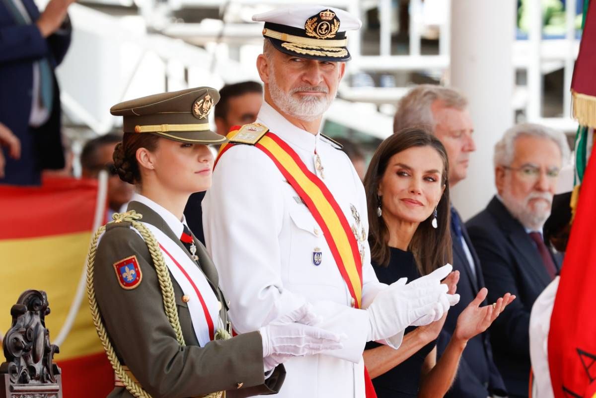 El look de la reina Letizia para acompañar a la princesa Leonor y al rey Felipe VI en un acto militar en Marín