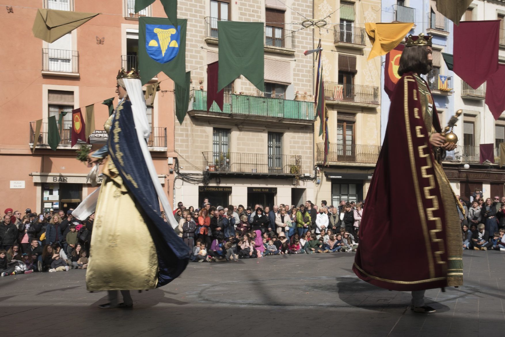 La imatgeria i els Tirallongues es llueixen enmig d'una plaça Major plena per la Festa de la Llum