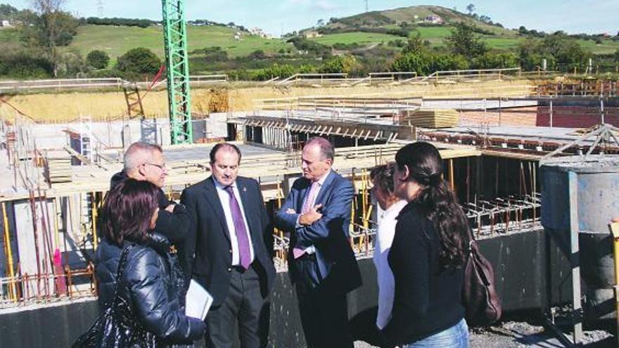 El alcalde de Llanera, José Avelino Sánchez, en el centro, durante su visita a las obras del complejo deportivo.