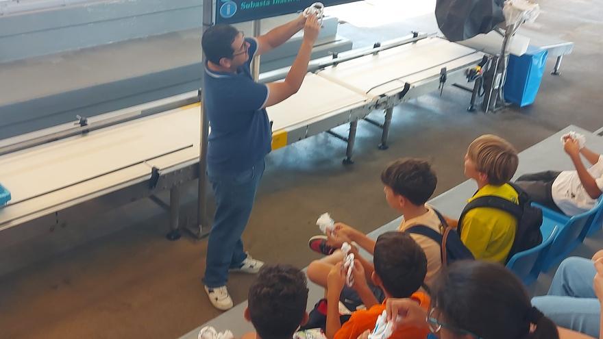 Los niños de Dénia conocen el mundo pesquero con la Cofradía de Pescadores