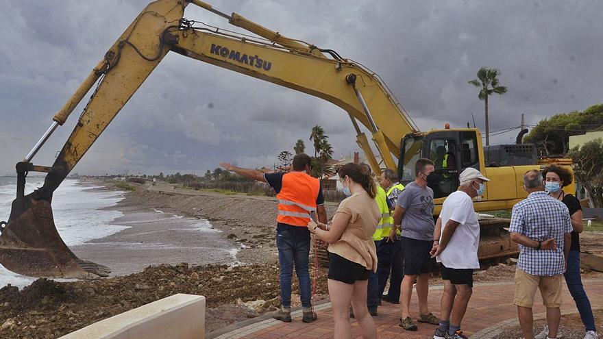 Vecinos y alcaldesa durante el inicio de las obras. | MEDITERRÁNEO