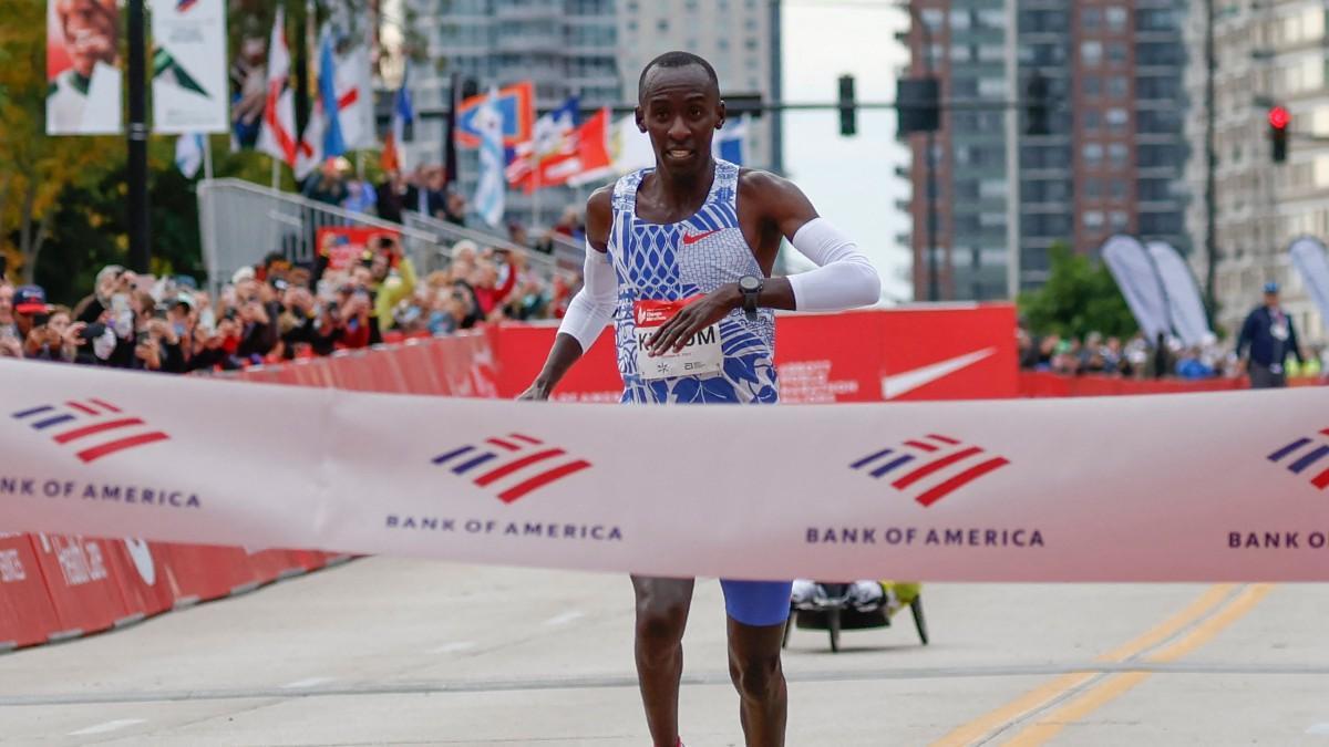 Kiptum, justo antes de cruzar la línea de meta en Chicago