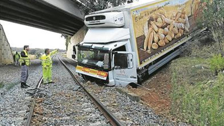 La caída de un camión junto a la vía de tren corta la línea Mérida-Los Rosales