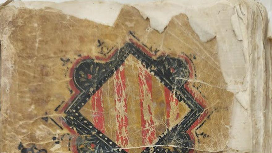 Portada del registre Arxiu del Regne de Mallorca AH 422, en què figuren el senyal reial i el del governador, Roger de Montcada, reproduïda amb autorització de l’esmentat Arxiu.  | ARXIU DEL REGNE DE MALLORCA AH 422, PREGONS, F. 43-43V.