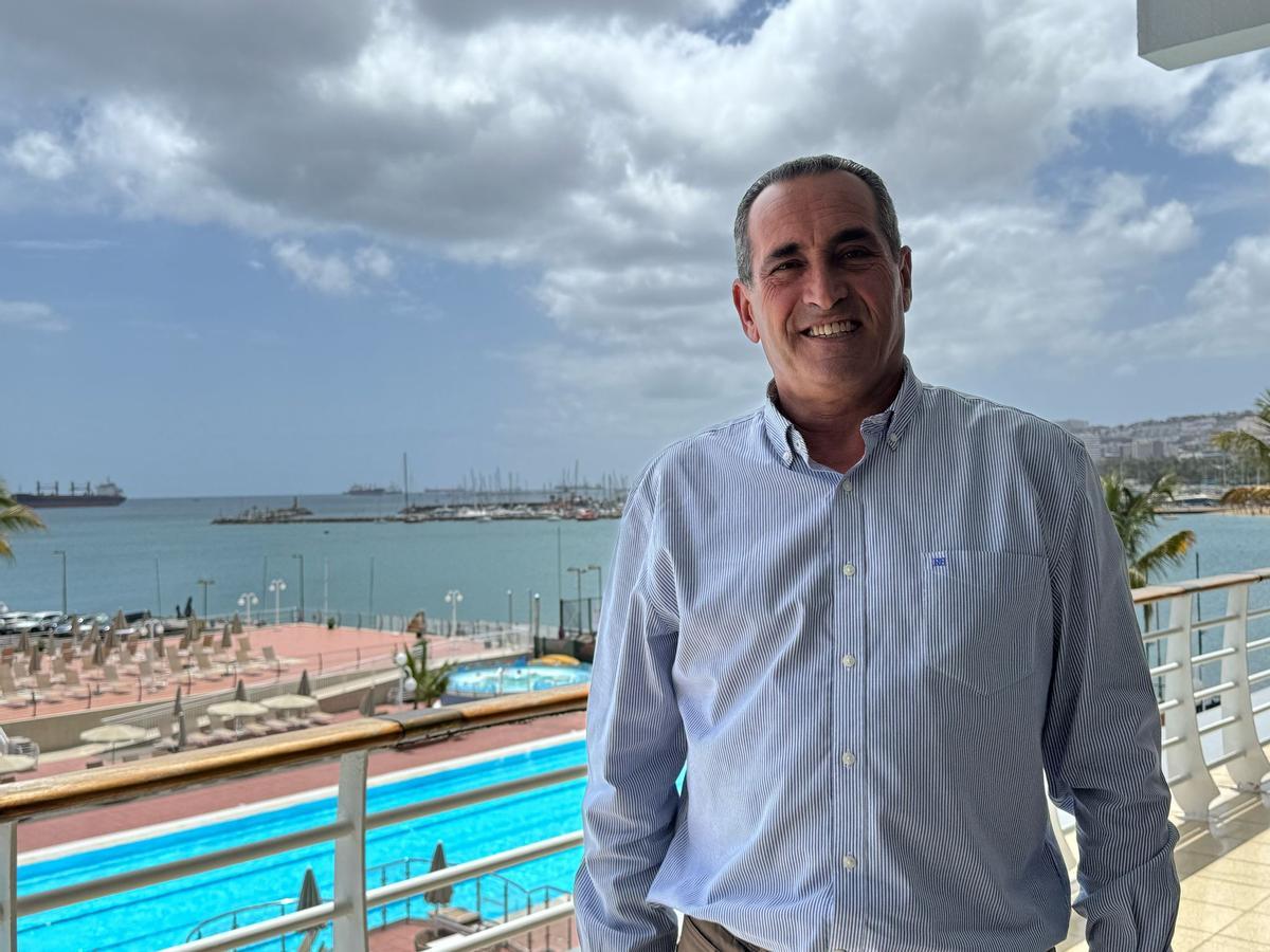 Fernando Juárez en la terraza del Real Club Náutico de Gran Canaria.