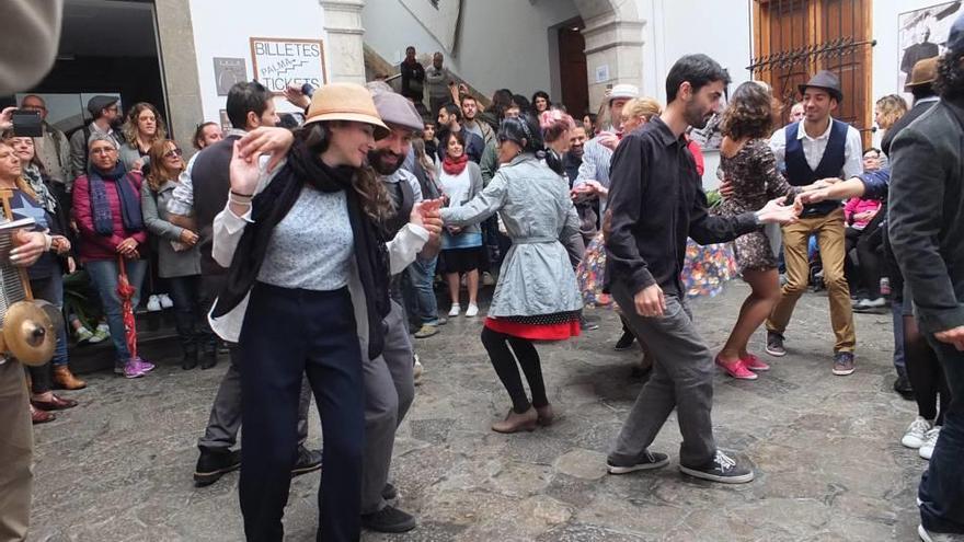 Sóller se rinde a la música &#039;swing&#039; con demostraciones de baile en la plaza Constitució