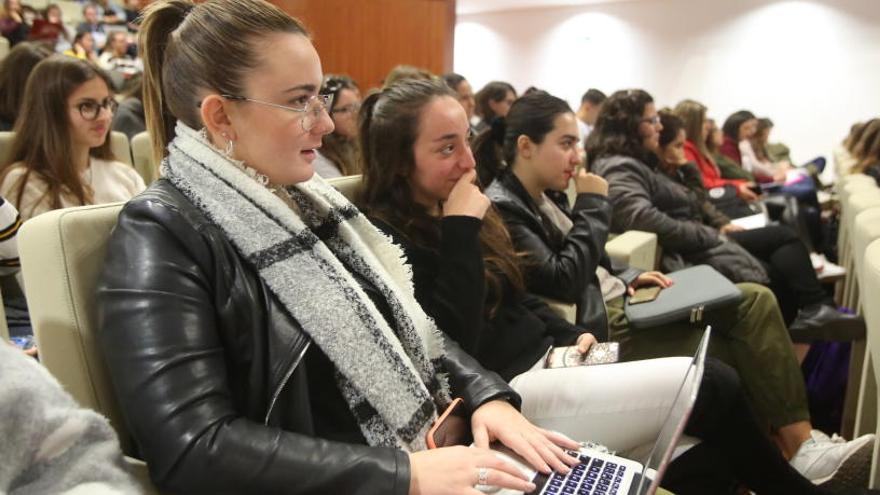 Estudiantes de Educación Infantil de la Universidad de Alicante durante la charla de MAria Carmen Díez