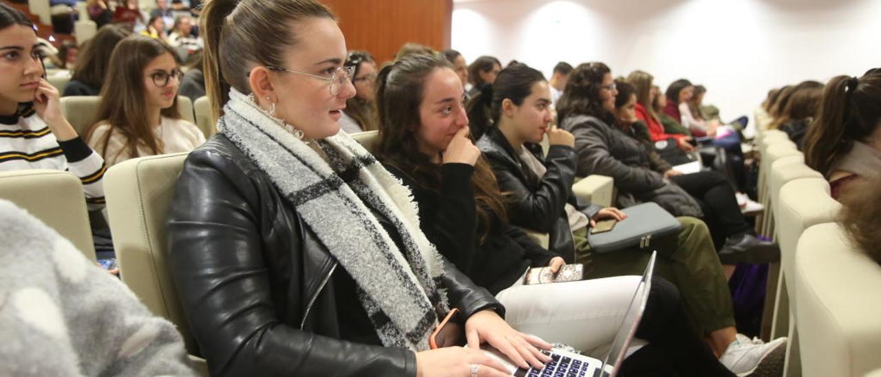 Estudiantes de Educación Infantil de la Universidad de Alicante durante la charla de MAria Carmen Díez