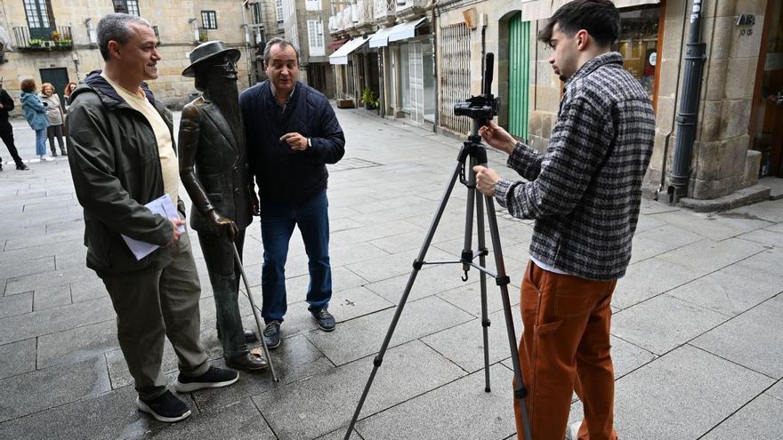 El estudiante Francisco López Cabanas graba a los empresarios Miguel Lago y Raúl Facciola en la Praza de Méndez Núñez.