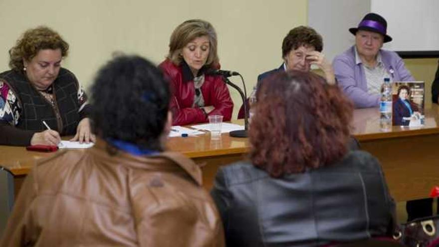 Gema Suárez, María Luisa Carcedo, Ángeles Flores Peón y Aida Corte, durante el acto.