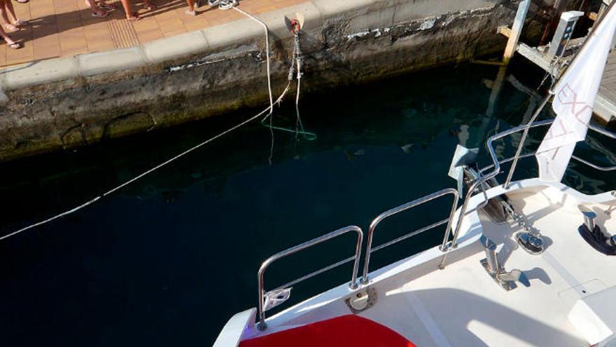 Un grupo de personas despiden un yate que sale de uno de los puertos que gestiona el Gobierno de Canarias.