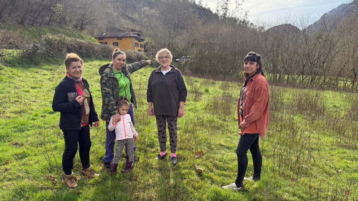 Por la izquierda, Lidia Arias, Ana Belén Longo con su hija Lara, María de los Ángeles Ávila y Alba Latorre, ayer, en la finca de La Roza (Piloña) en la que se registró el último ataque del lobo a ganado doméstico.
