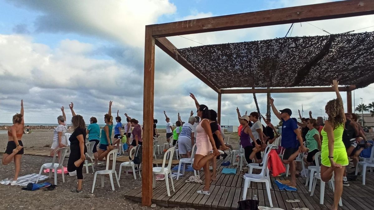 Deporte, música y ocio se dan cita en la playa y el casco urbano durante dos intensos meses, en los que adultos, niños y público de todas las edades encontrarán opciones de su gusto para disfrutar.