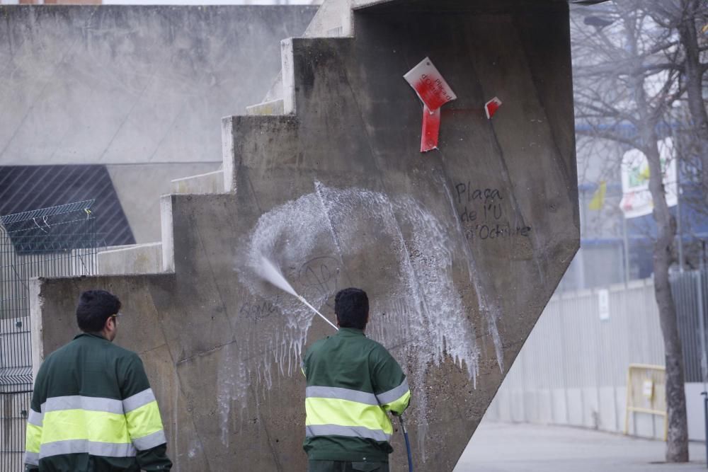 Destrossen les plaques de la plaça de U d'octubre