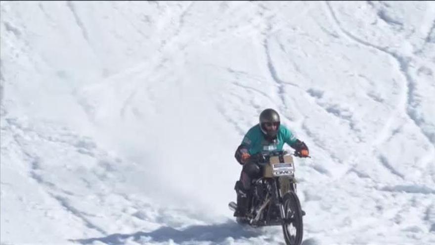 La arriesgada y espectacular competición de motos en las nevadas colinas de Italia