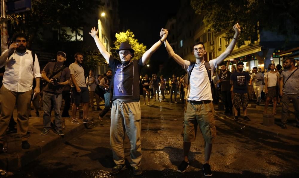 La policía dispersó con cargas de gas lacrimógeno una manifestación en Estambul que protestaba por la agresión, el jueves, a los asistentes a una fiesta de seguidores del grupo de música Radiohead.