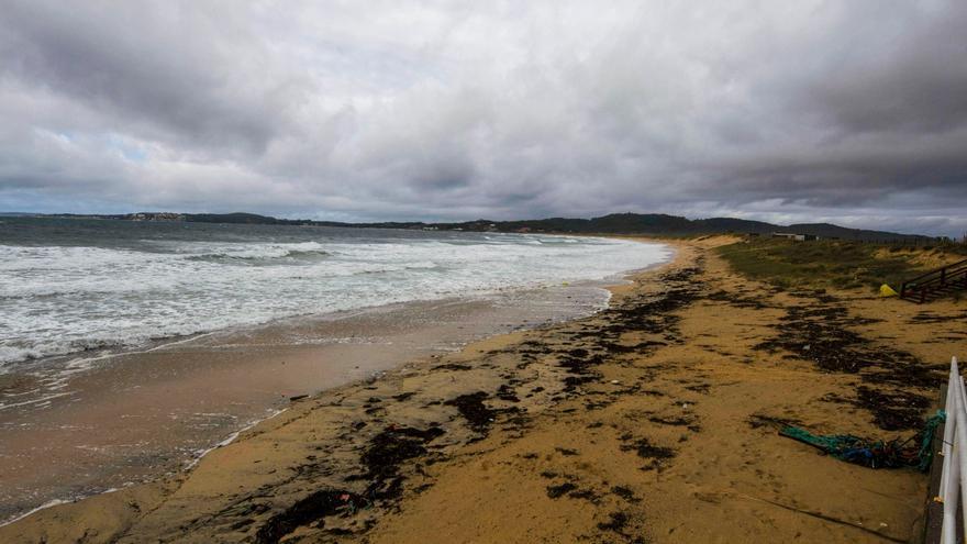 El mar de A Lanzada regurgita lo que el hombre le ha hecho engullir