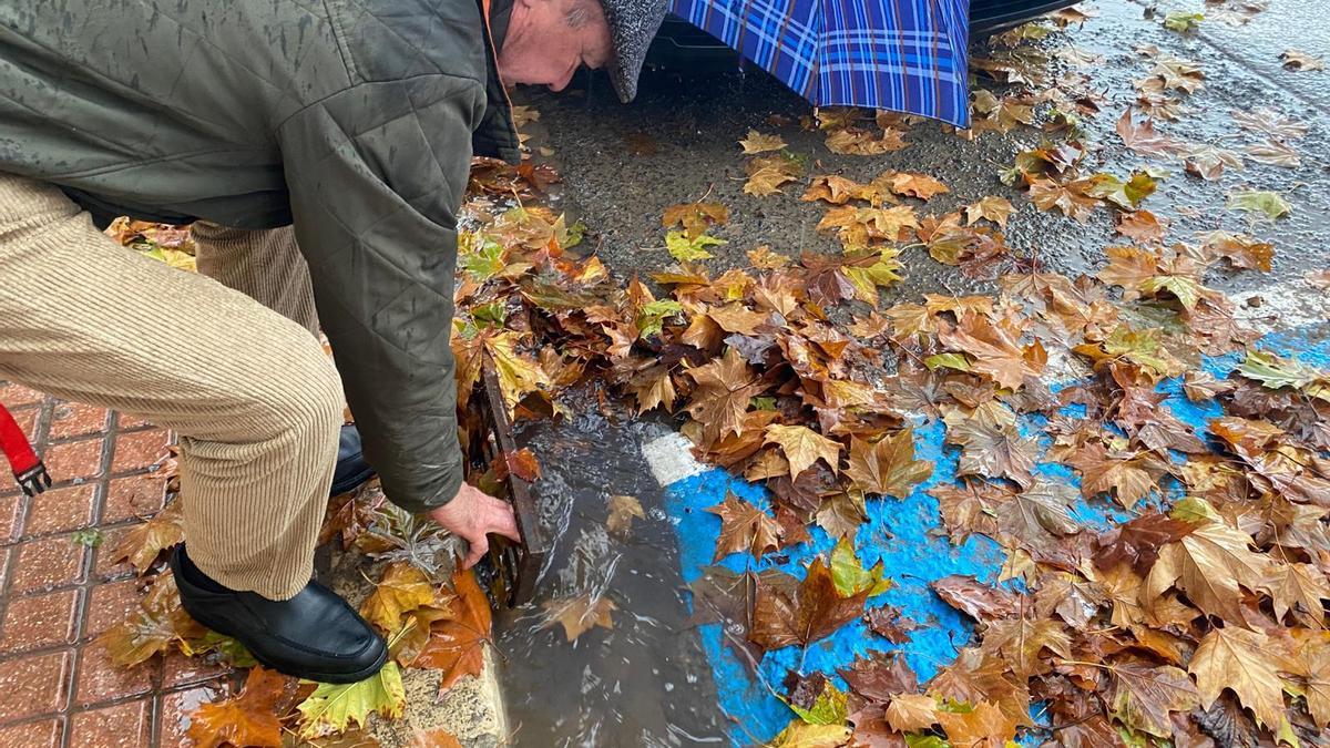 Las lluvias y las hojas colapsan el alcantarillado del Parque Alcosa