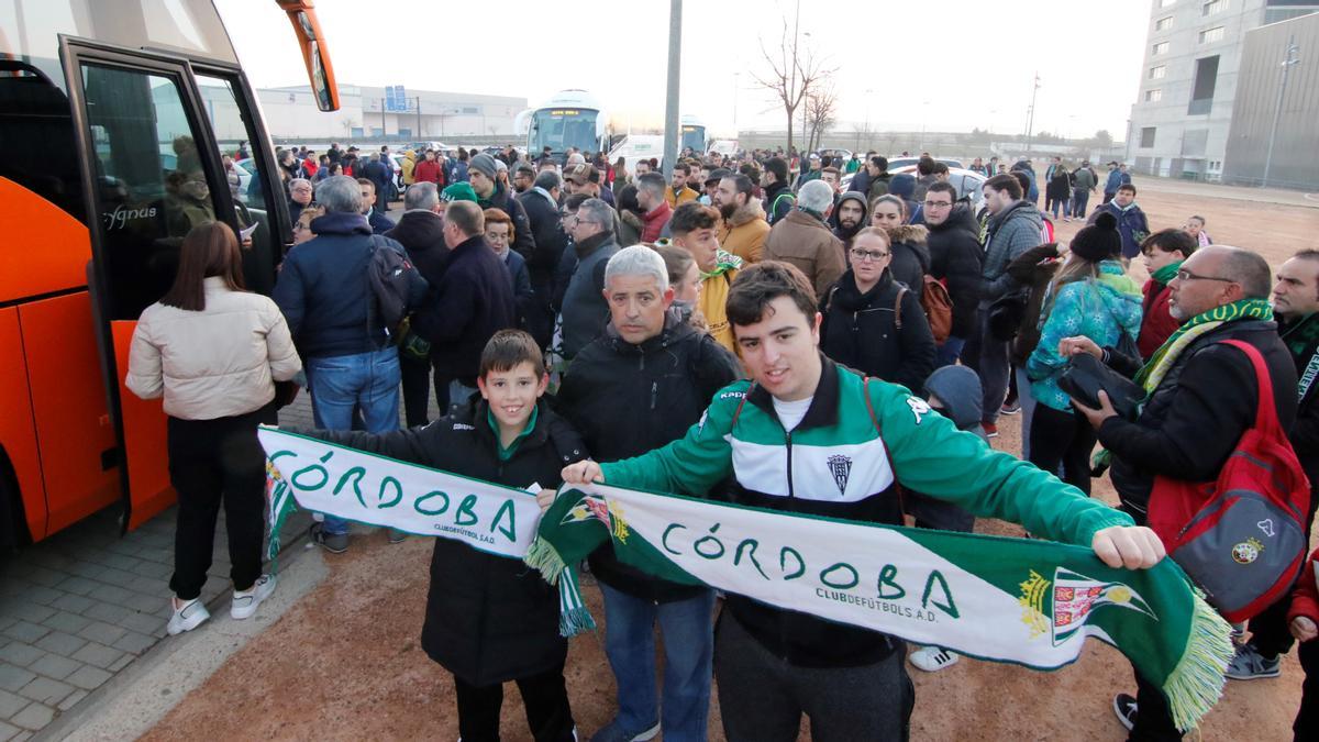 Salida de una caravana de autobuses de aficionados del Córdoba en la explanada de El Arenal.