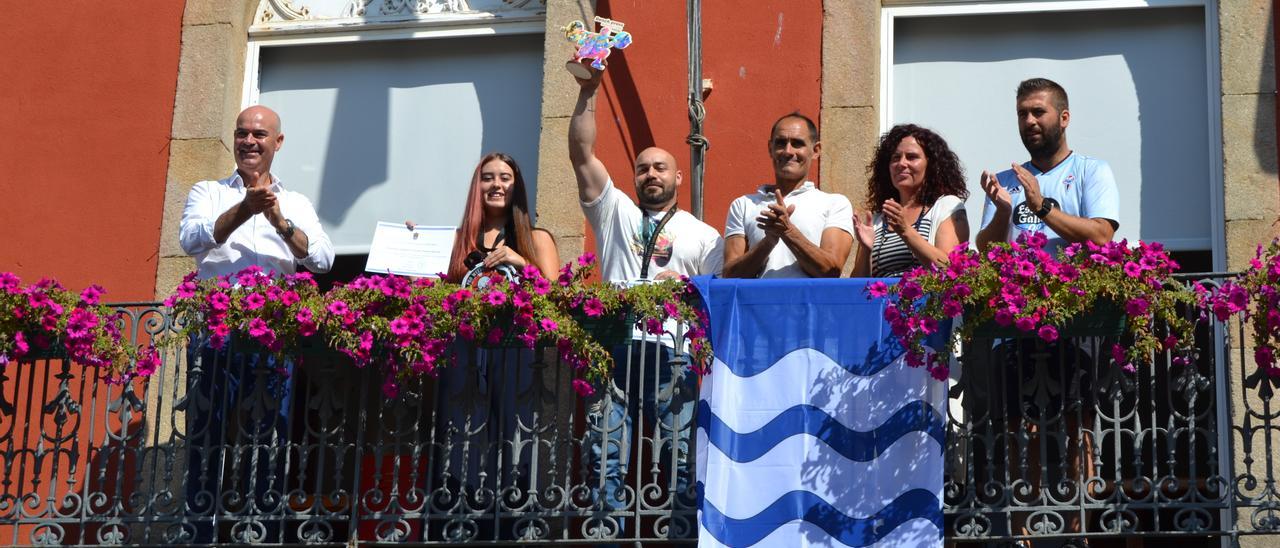 La recepción en Bueu a Daniel Maroñas y Aroha Novas.