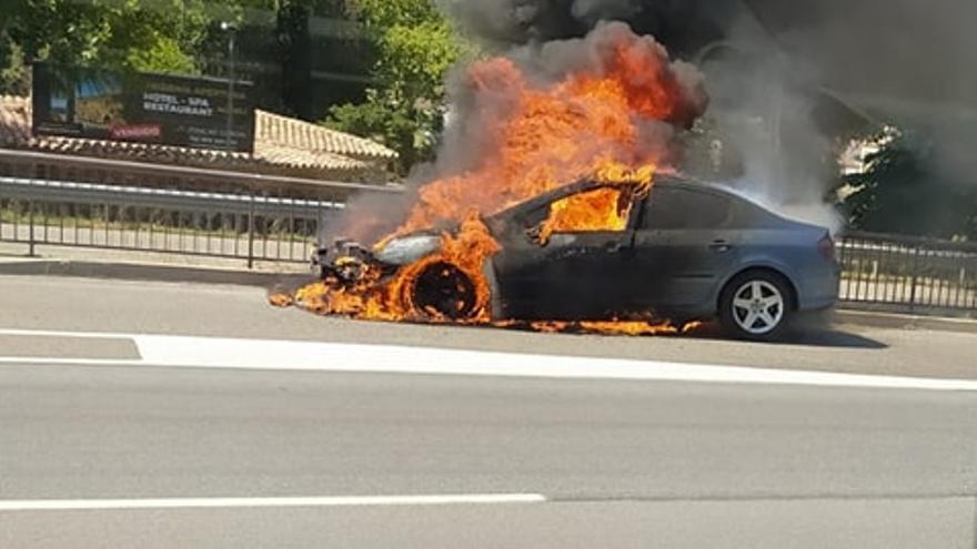 Cremen dos cotxes a Sils i Castelló