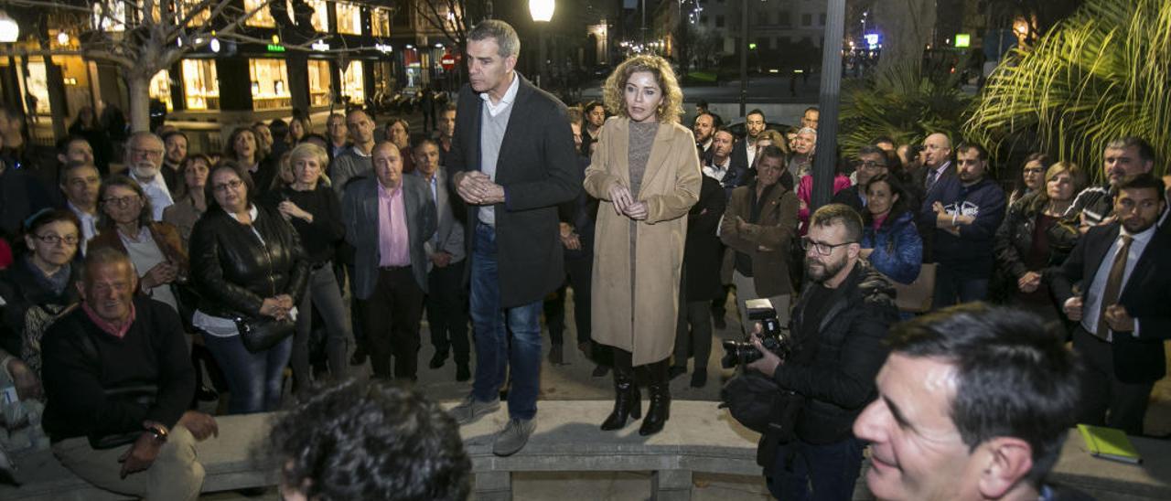 Toni Cantó dando su discurso en medio de la plaza Calvo Sotelo ante otros cargos de Cs y un centenar de militantes.