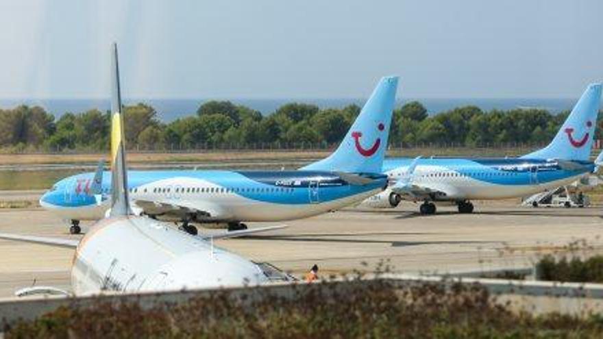 Imagen de archivo de la pista del aeropuerto de Ibiza.