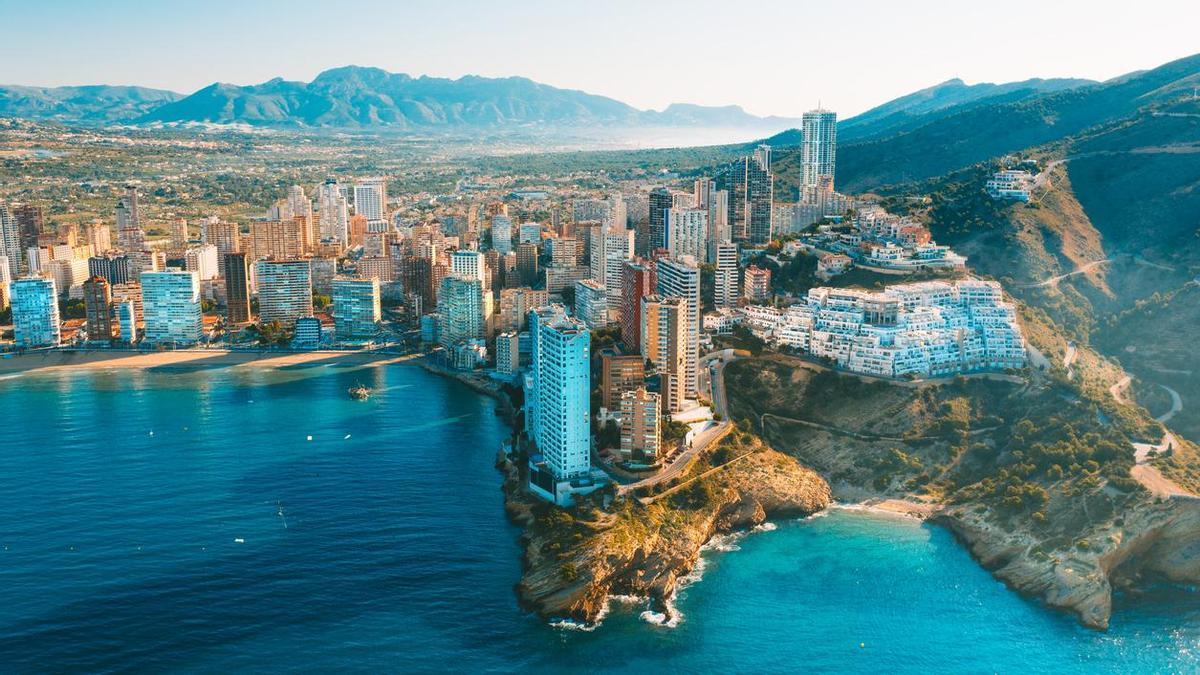 La ciudad conocida como el Nueva York del Mediterráneo, ideal para disfrutar del verano