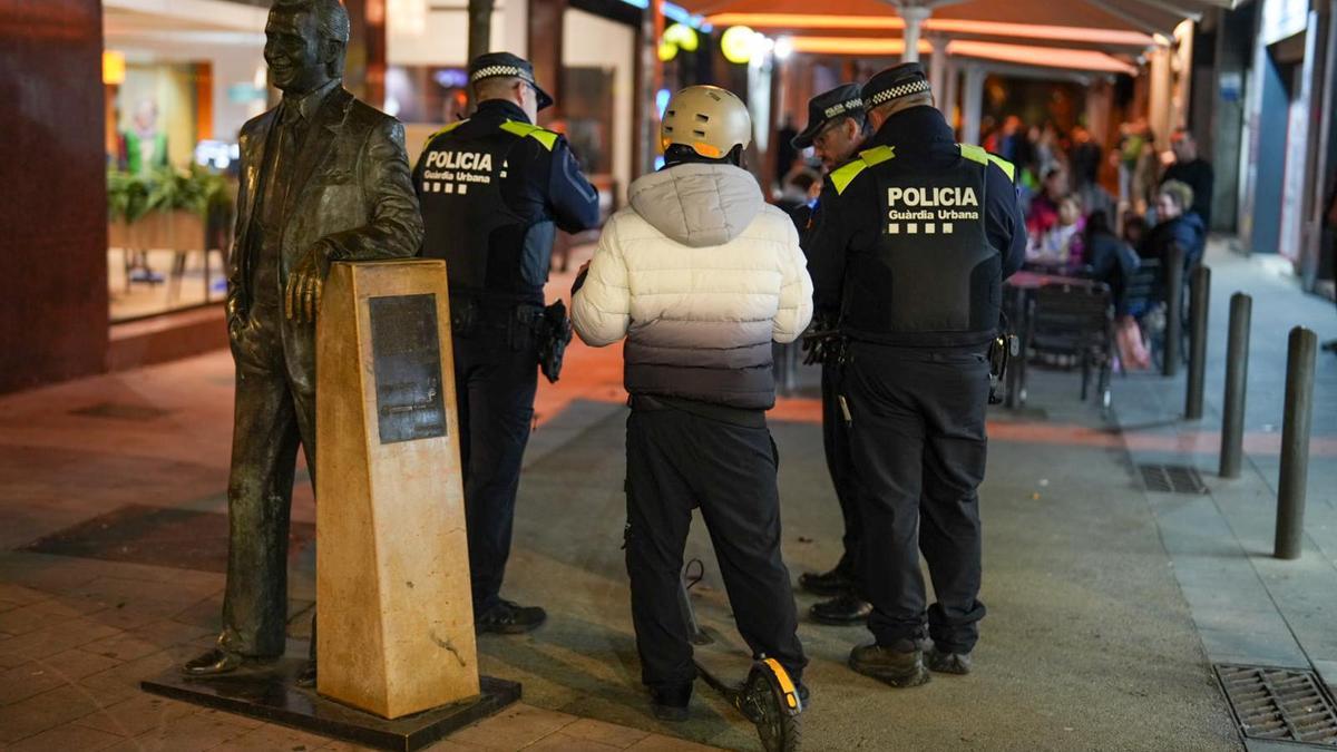Uno de los primeros conductores de patinete eléctrico multados en Badalona tras la entrada en vigor de la nueva ordenanza
