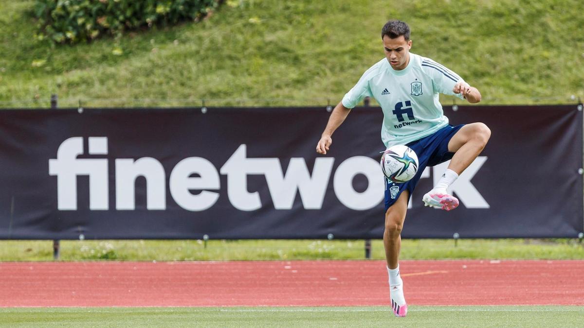 Reguilón, en un entrenamiento de la selección.