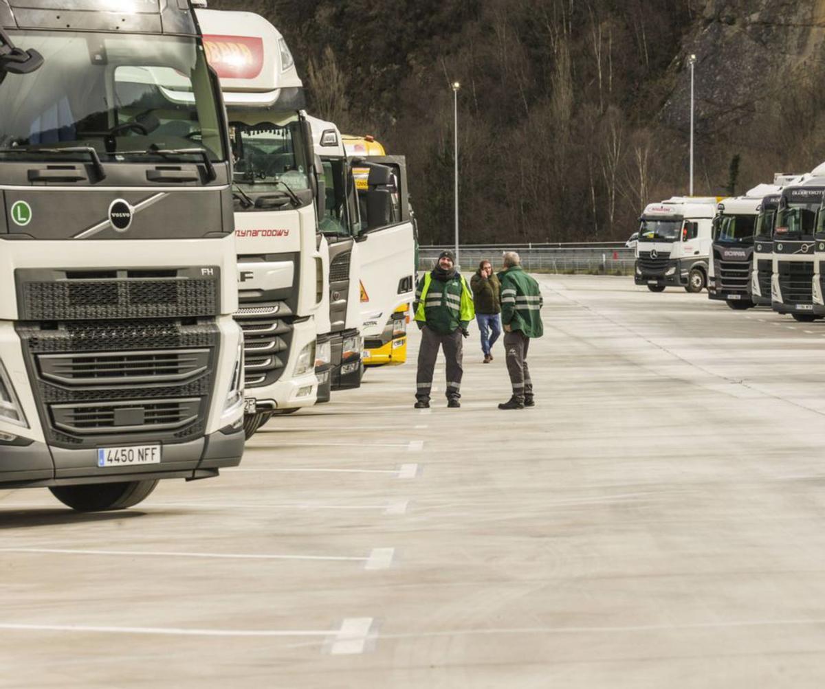 Camioneros en el aparcamiento de Lena, el pasado viernes. | IRMA COLLÍN