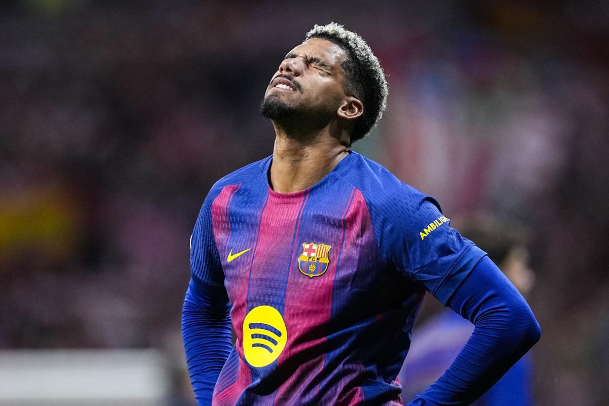 Ronald Araujo durante el partido de Champions frente al Atlético de Madrid en el Metropolitano.