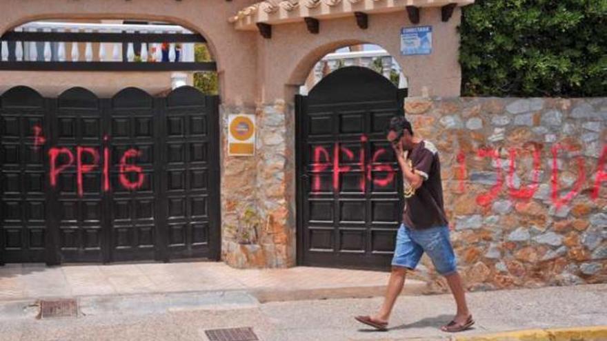 Las pintadas en casa de Houliston hacen referencia a sus negociaciones con el PP de Orihuela.