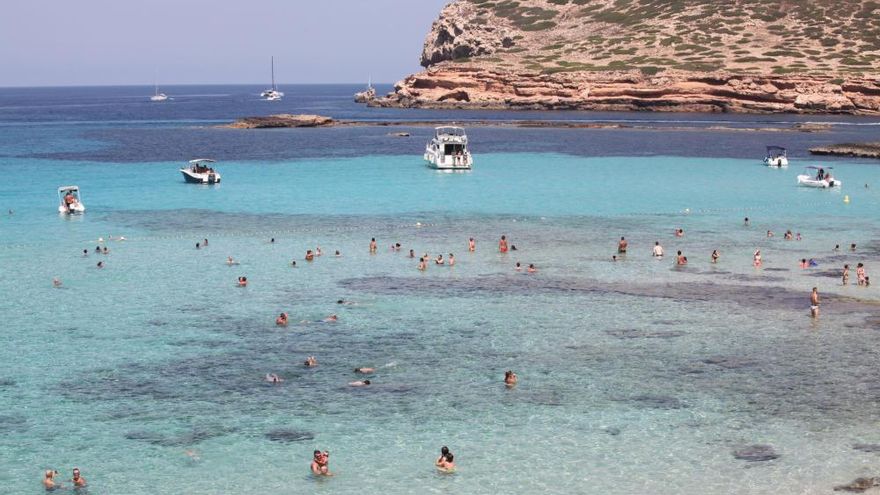 ¿Quieres llevarte arena o una concha de las playas de Ibiza como recuerdo? Esta es la multa a la que te enfrentas