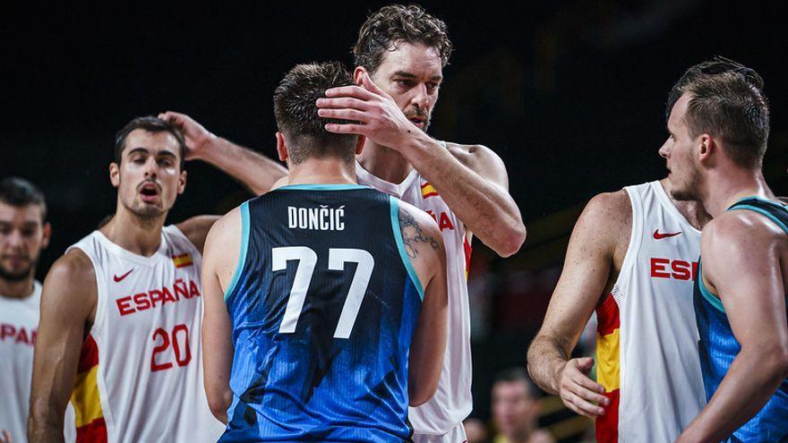 Pau Gasol felicita a Doncic tras la derrota de la selección frente a Eslovenia.