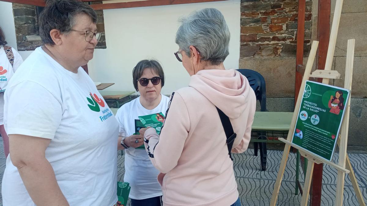 Dos embajadoras este lunes en Tapia, informando a una vecina.