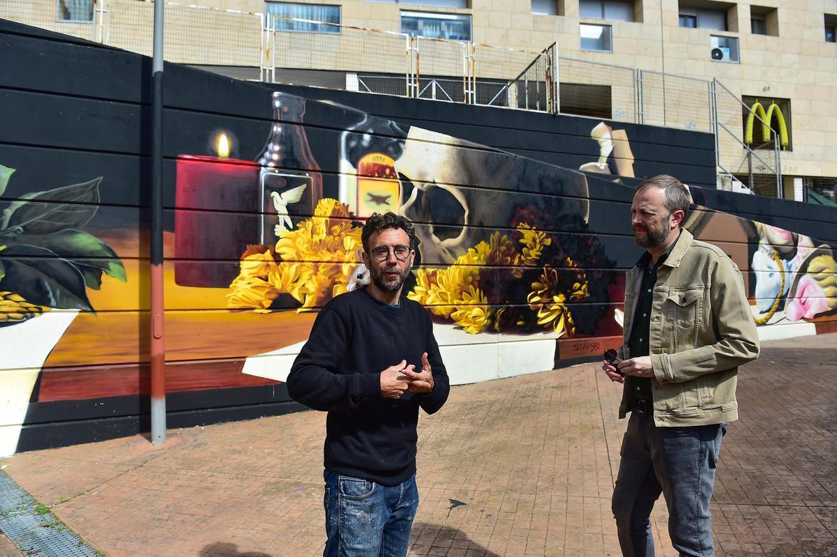 Fotogalería | Las primeras imágenes del macromural de Brea que unirá a Robe con Manolillo Chinato en Plasencia