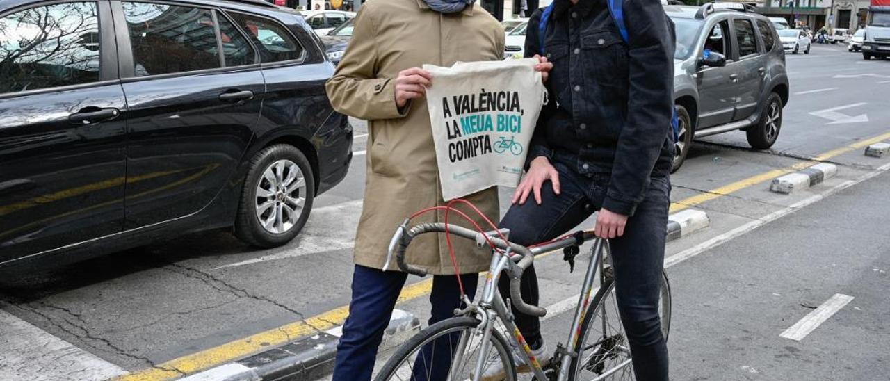 Giuseppe Grezzi entrega a un ciclista una de las bolsas.