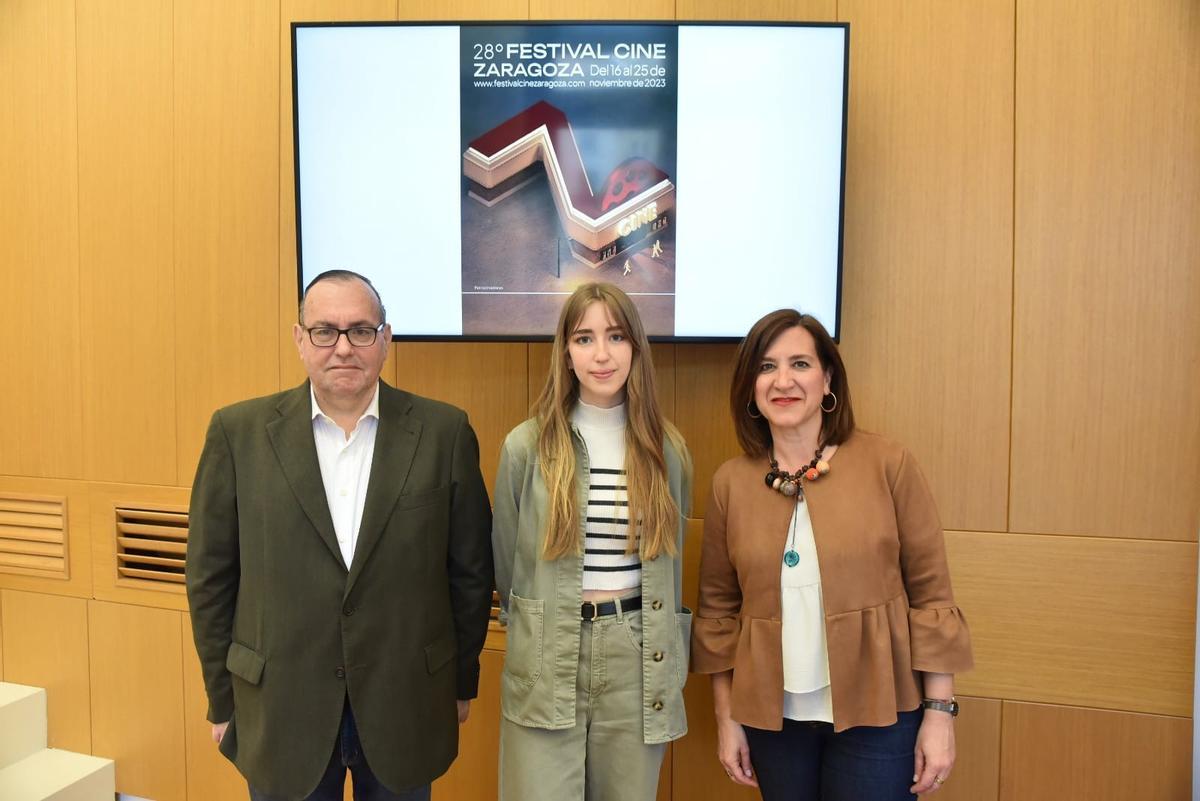 El cartel del festival con su autora en el centro, junto a José Luis Anchelergues y Sara Fernández.