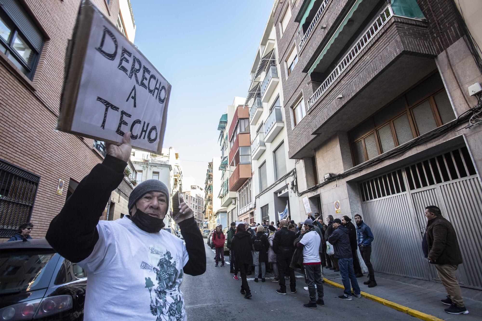 Tensión en Alicante por el desahucio a una pensionista en una vivienda propiedad de un fondo buitre