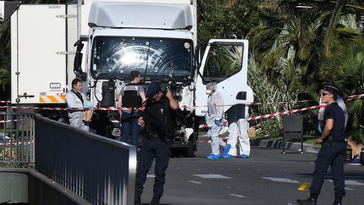 Forenses y policías buscan pruebas en el camión que arrolló a la multitud en Niza, el 14 de julio del 2016.
