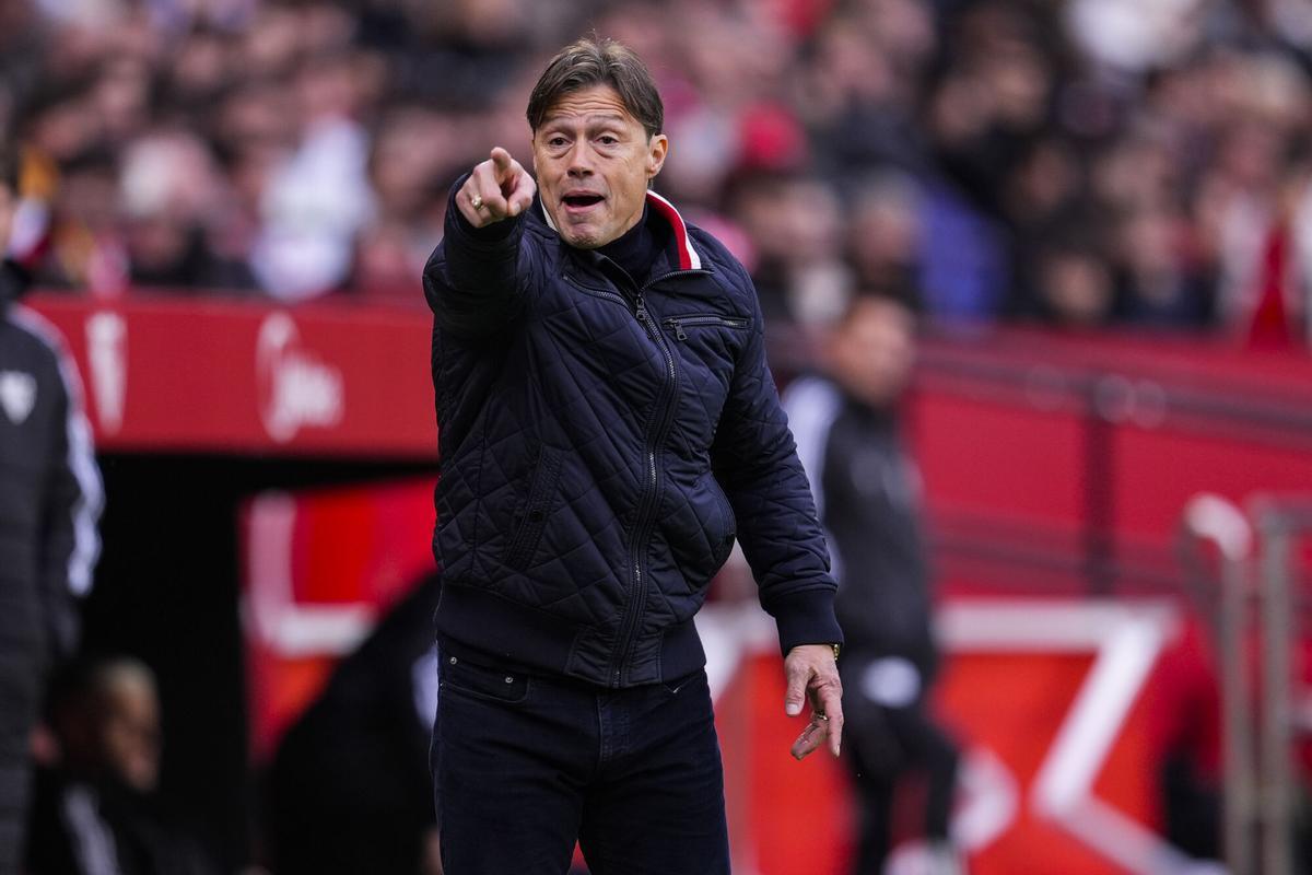 Matías Almeyda gesticula durante el partido de LaLiga EA Sports disputado entre el Sevilla FC y el Girona FC en el estadio Ramón Sánchez-Pizjuán