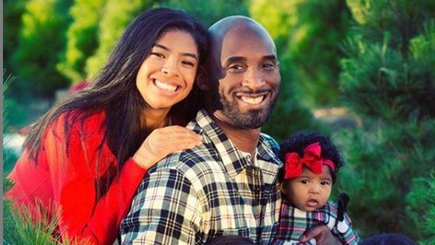 Vanessa Bryant posa con Kobe y una de sus hijas.