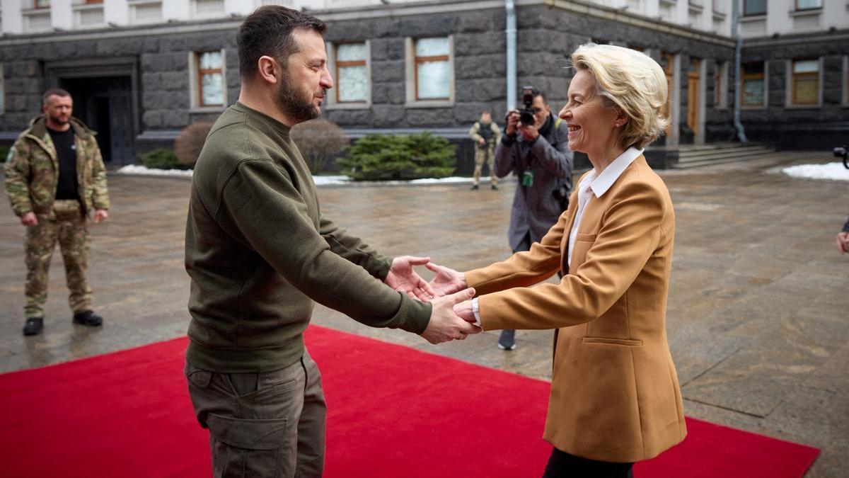 El presidente de Ucrania, Volodimir Zelenski, junto con la presidenta de la Comisión Europea, Úrsula von der Leyen.