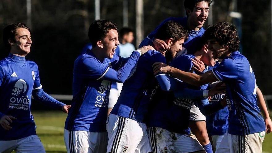 Varios jugadores del División de Honor celebran un gol en un partido disputado hace dos semanas.